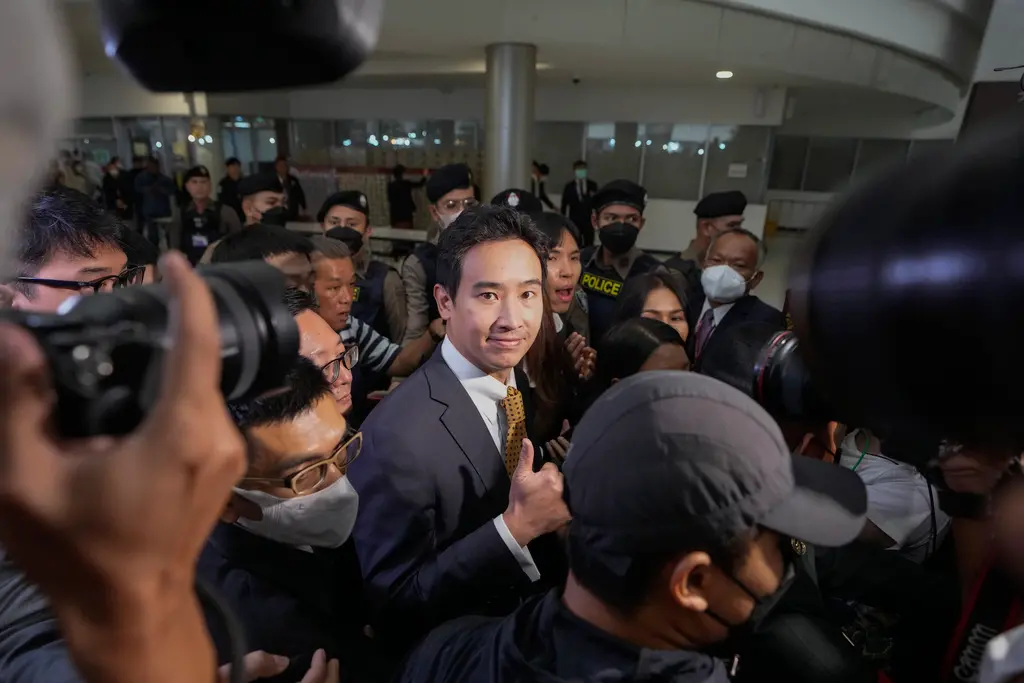 ▲泰國前進黨前黨魁皮塔（Pita Limjaroenrat）在保下眾議員資格後，面帶笑容走出憲法法院。（圖／美聯社／達志影像）