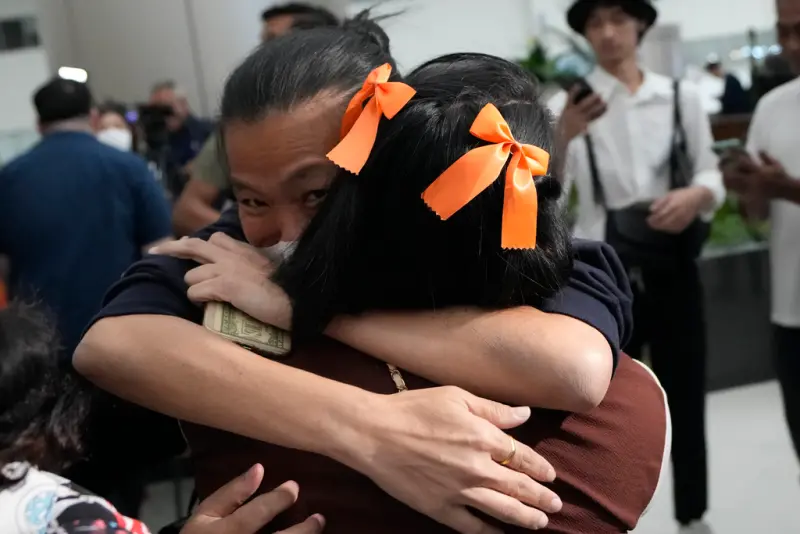 ▲皮塔的支持者在得知獲判罪名不成立後，在憲法法院外開心擁抱。（圖／美聯社／達志影像）