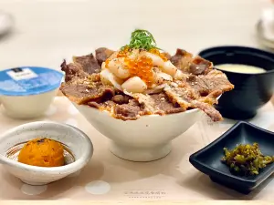 ▲定食8Ｘ老井極上燒肉，打造3款海陸雙主餐的豪華丼飯定食。（圖／記者蕭涵云攝）