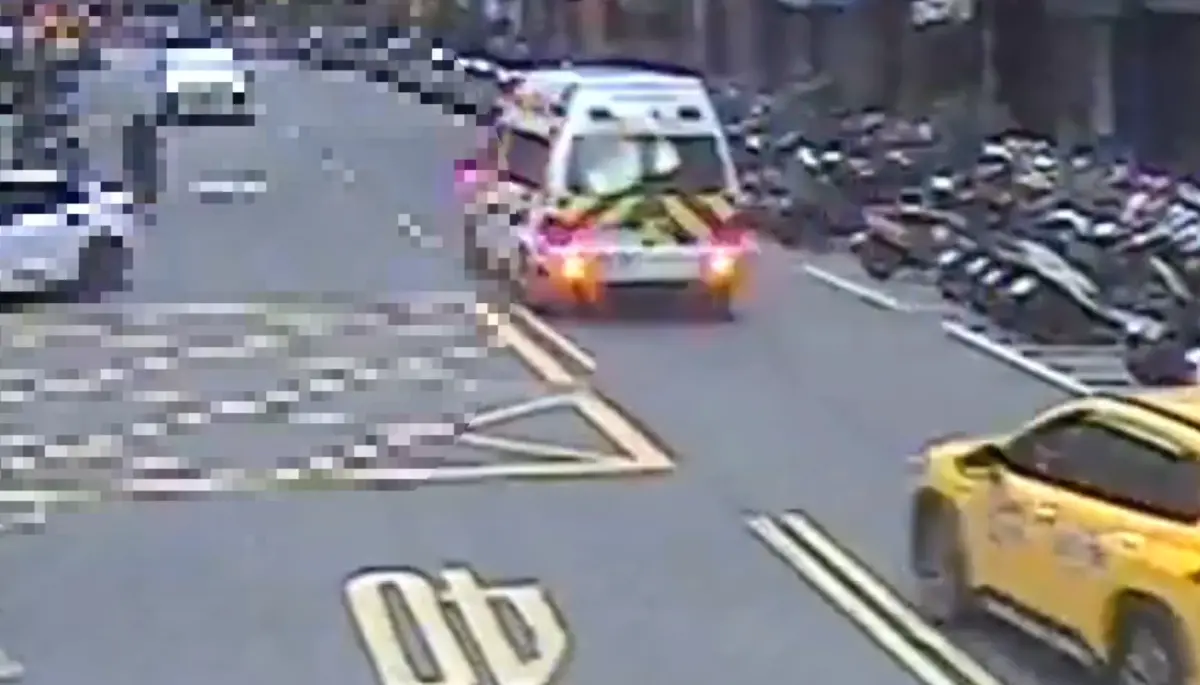 ▲昨（24）日晚間社會局指出，去年3月間已隨校園室內口罩令同時解除托嬰中心口罩令，其後也從未恢復托嬰中心口罩令。圖為男嬰送醫畫面。（圖／翻攝畫面）