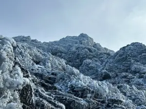 ▲玉山一片銀白雪景，但若沒有做好準備就上山，卻也充滿危機。（圖／翻攝自玉山國家公園臉書，山友提供）
