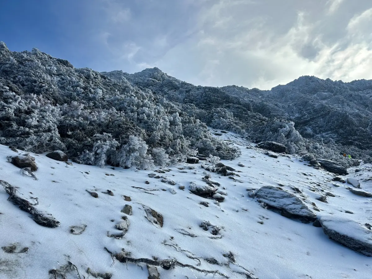 ▲排雲山莊以上至玉山群峰路段降雪，務必備妥雪攀裝備，小心通行。（圖／翻攝自玉山國家公園臉書，山友提供）