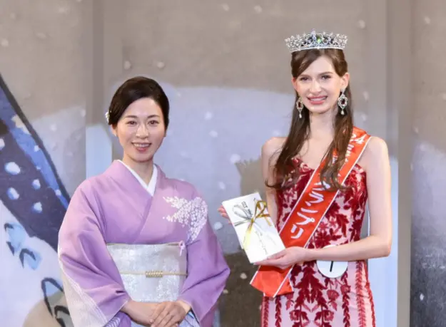 ▲024年「日本小姐」第56屆選美大賽於1月22日正式公布結果，最終由烏克蘭血統的佳麗椎野‧卡洛琳娜（右）奪下后冠。（圖／取自IG@slimbeautyhouse_kanada_jp）