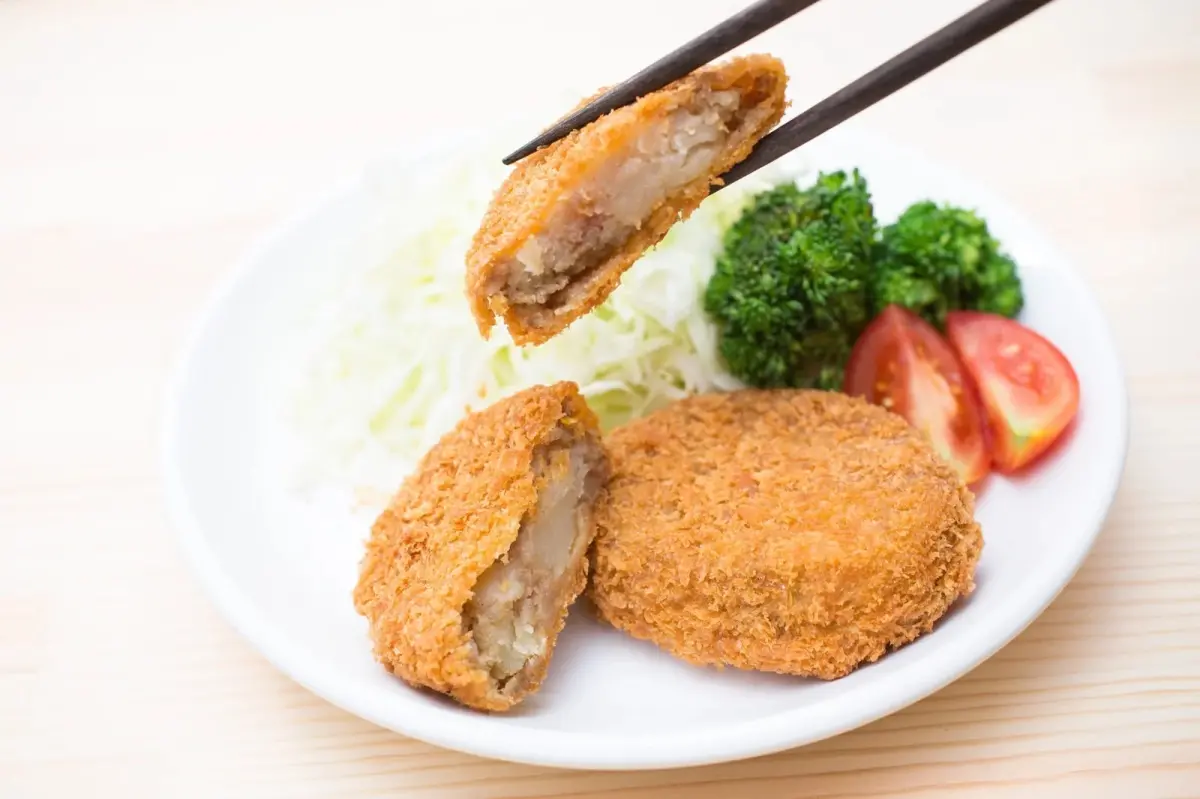 ▲日本兵庫縣的一家和牛專賣店推出的「究極神戶牛可樂餅」，要排隊43年才能吃得到。（示意圖，與本文無關／取自ぱくたそ）