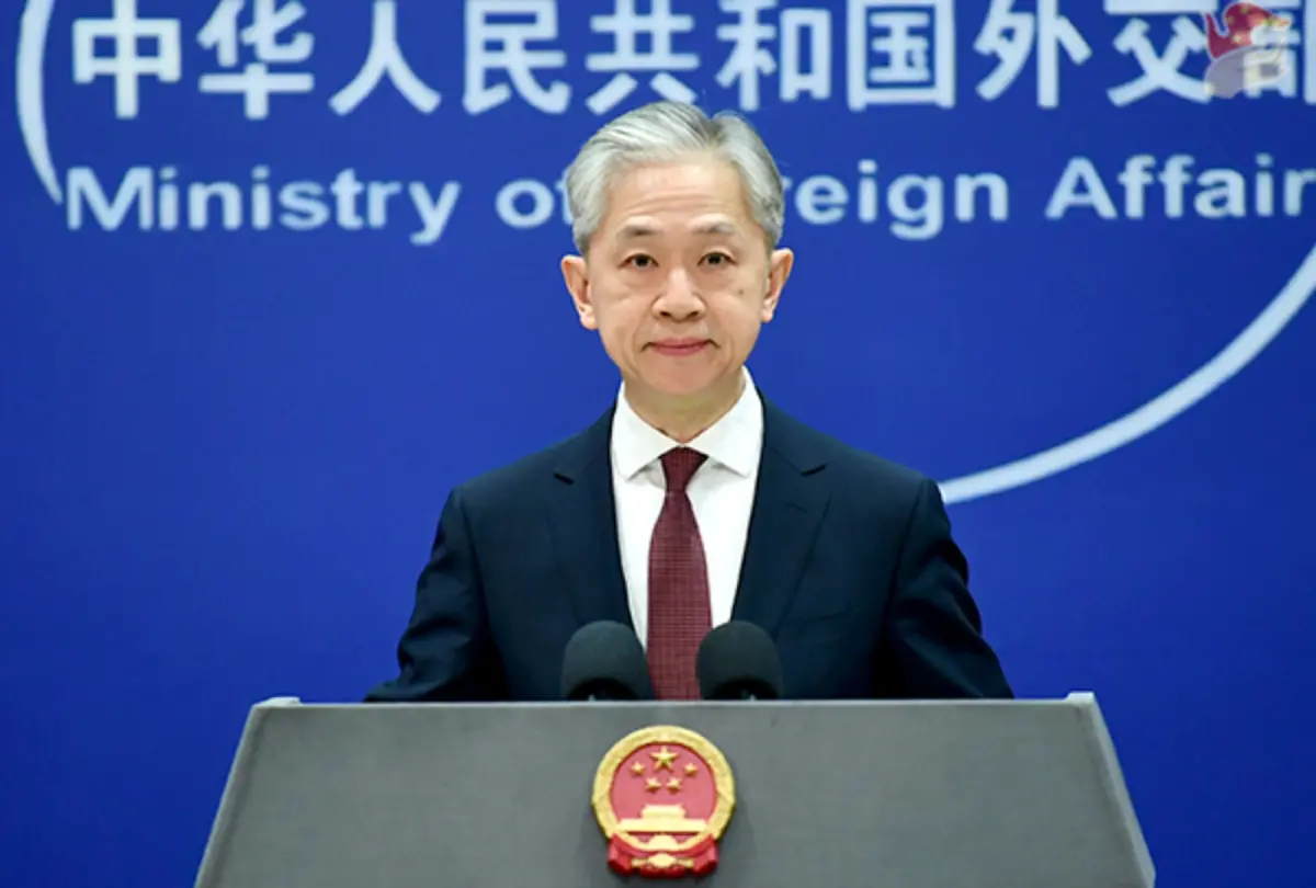 ▲中國外交部發言人汪文斌今（24）日下午在例行記者會上，被詢問到美國敦促中國保持克制的看法時，回嗆「輪不到美國說三道四」，並強調中國不允許外部勢力以任何藉口提供「台獨」保護傘。（圖／翻攝自中國外交部）