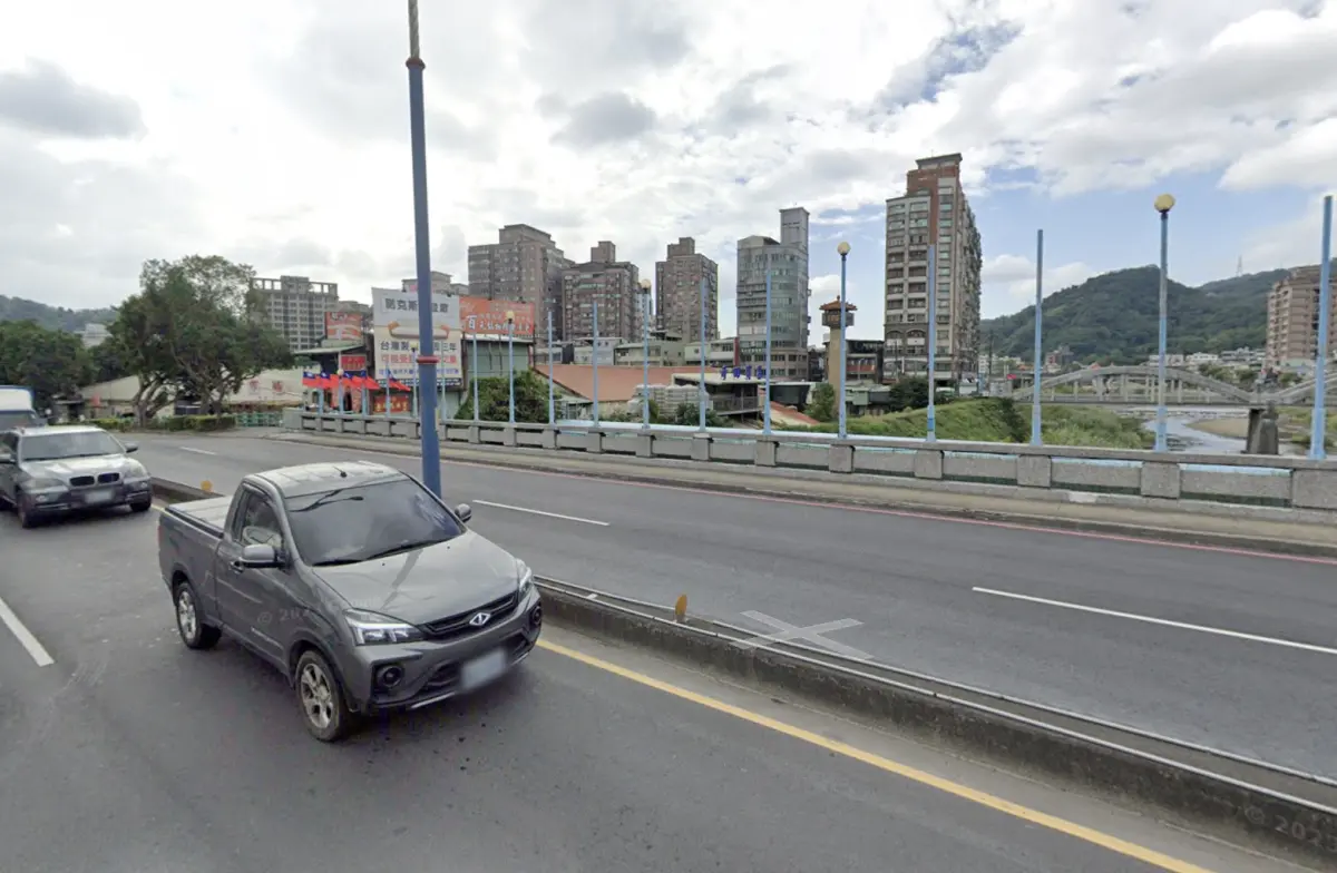 ▲有民眾發現新北市三峽大橋橋面上出現2公分裂縫，嚇壞不少用路人。（圖／翻攝google map）