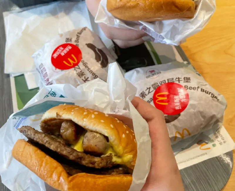 ▲中國麥當勞近日推出「10元不素之霸」產品，大批訂餐人潮一度造成系統崩潰。（圖／翻攝自微博）