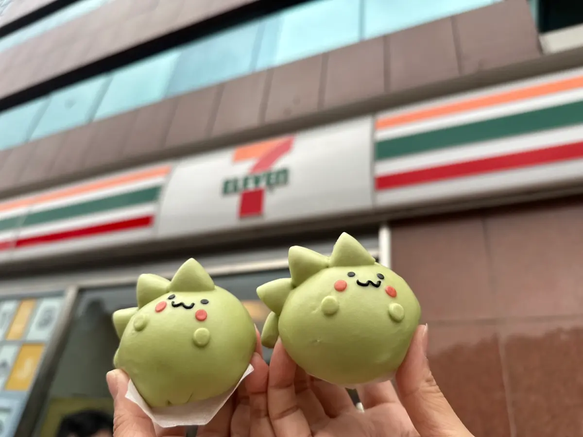 ▲7-11除了應景龍年，推出超萌「恐龍造型芋泥包」，還有攜手台南晶英酒店旗下中餐廳的「黑晶叉燒刈包」回歸開賣。（圖／7-11提供）
