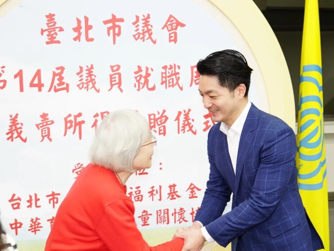 ▲台北市長蔣萬安出席第14屆議員就職周年二手衣義賣捐贈儀式前接受媒體聯訪。（圖／台北市府提供）