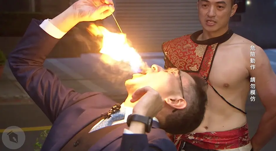 ▲「德德爸」鄭運鵬登上《賀瓏夜夜秀》表演吞火，節目疑似要平息王志安暗諷身障者的風波。（圖／STR Network YouTube）