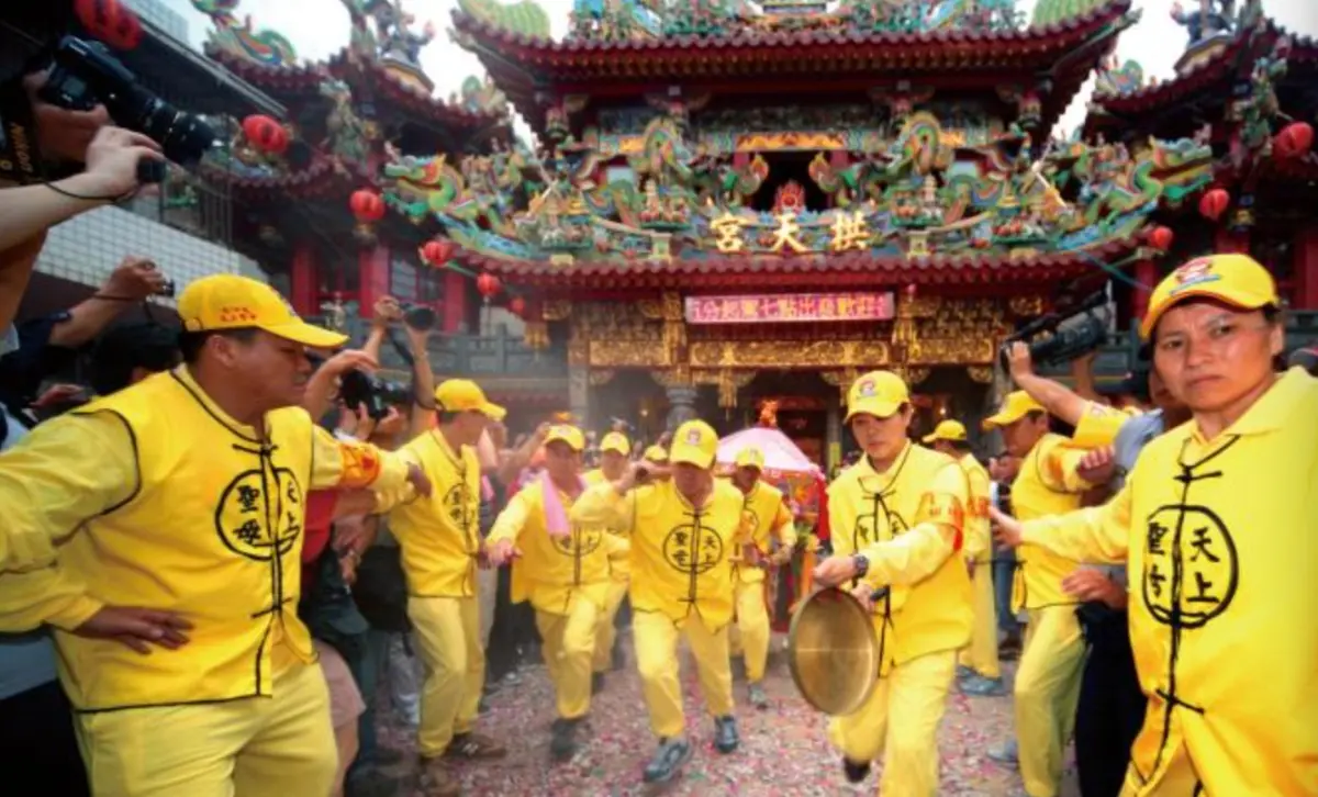 ▲苗栗縣通霄鎮拱天宮白沙屯媽祖每年徒步前往北港朝天宮進香是每年全台矚目宗教盛事，廟方公布將於2月16日早上8點開放讓信徒報名。（圖／資料照，翻攝苗栗觀光旅遊網）