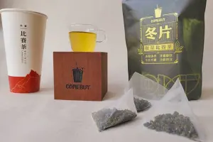 ▲限量「比賽茶包」有別於市售一般三角立體茶包，除使用珍貴限量的冬片茶種外，COMEBUY限量比賽茶每包(5g)更甘甜濃郁，回沖第二泡也有不錯的風味。（圖／品牌提供）