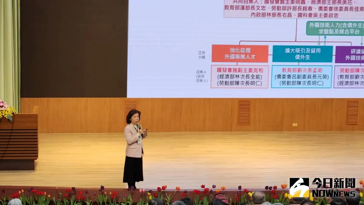 ▲教育部技職司長楊玉惠今（25）日 表示，「新型專班」預計開設116班、招2120位國際生，促進留台，解決缺工問題。（圖／記者李琦瑋攝，2024.01.25）