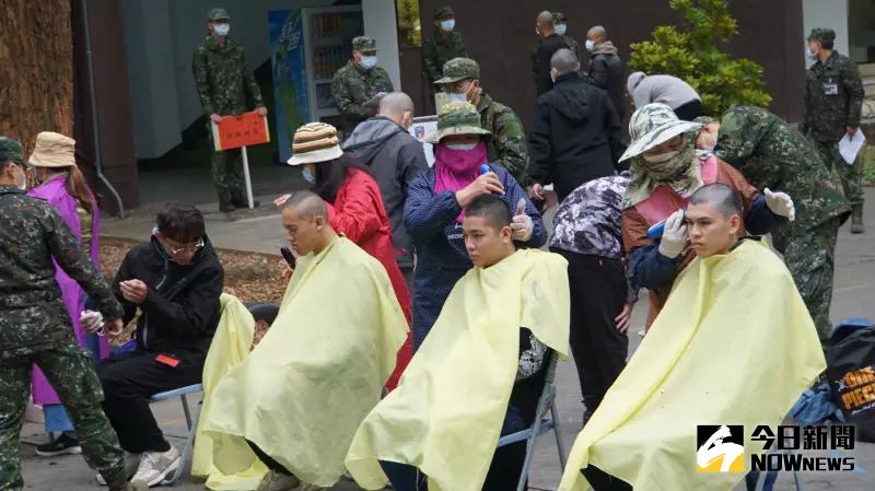 ▲一年義務役恢復,首梯役男(陸軍2226梯)於成功嶺報到,在聽過報到說明後進行理髮作業。(圖/記者呂炯昌攝,2024.01.25)