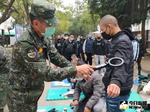 新入伍的役男實施金屬探測是否攜帶違禁物品進入營區 ▲新入伍的役男實施金屬探測是否攜帶違禁物品進入營區。(圖/記者莊全成攝,2024.01.25)