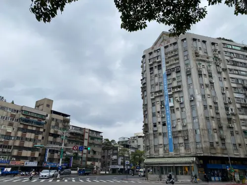 樓上每天「沖馬桶上百次」!女入住新房崩潰 鄰居打開門她傻眼了