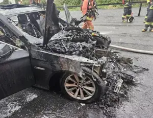 新北瑞芳火燒車！BMW轎車不明原因竄火舌　車主搶救反遭燙傷
