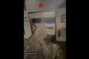 巨浪襲擊馬紹爾群島美軍基地！餐廳大門遭海水灌破　民眾慘被沖飛
