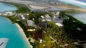 ▲美軍空拍羅伊納穆爾島災後景象，可以看到島上仍有多處大片積水。（圖／翻攝自U.S. Army Garrison - Kwajalein Atoll的臉書）
