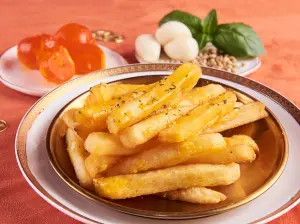 ▲金沙薯條一口咬下,濃郁金沙瞬間噴發,停不下來超涮嘴。(圖/肯德基提供) ▲金沙薯條一口咬下,濃郁金沙瞬間噴發,停不下來超涮嘴。(圖/肯德基提供)