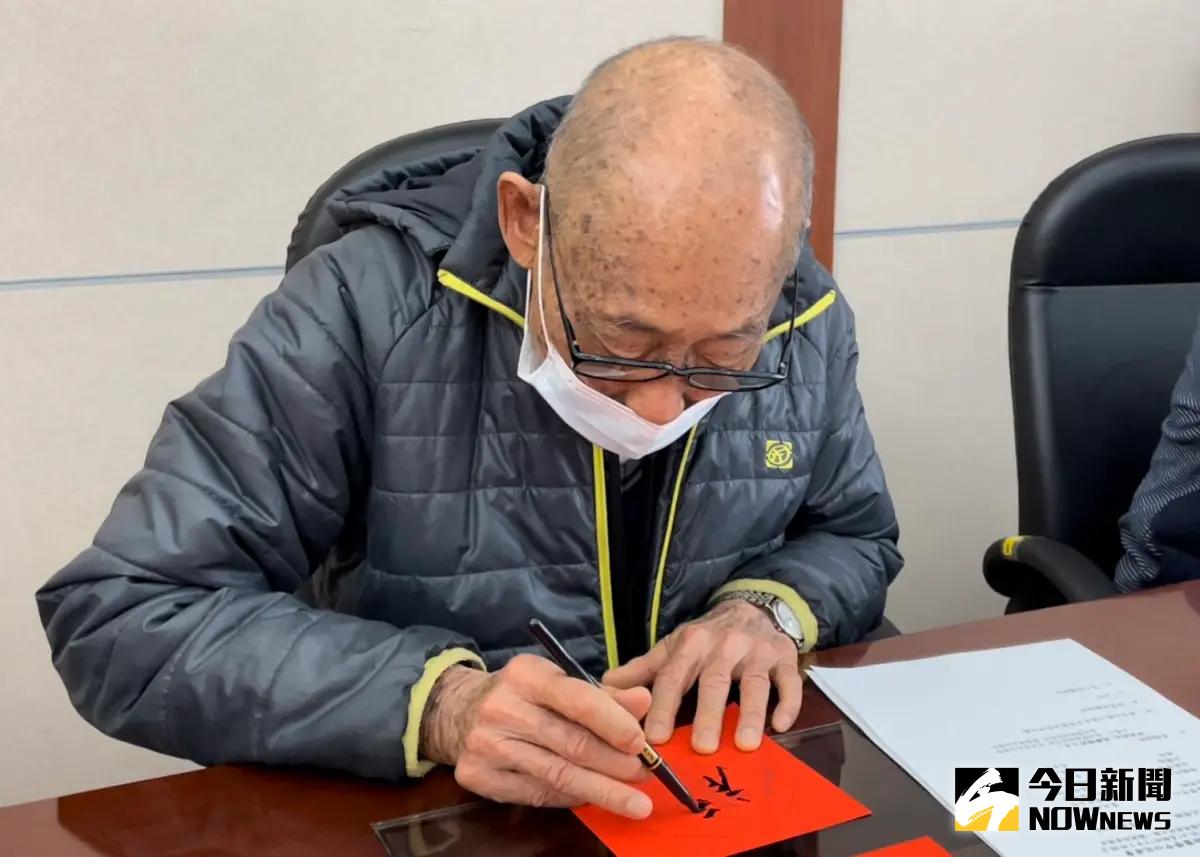 ▲83歲的劉先生因「原發性顫抖症」，手部出現嚴重顫抖情況，經過手術治療後，已經能恢復持筆寫字。（圖／記者林志怡攝，2024.01.25）