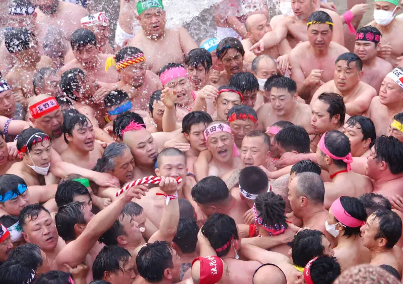 ▲日本「裸祭」過去都是由男性參加，不過，愛知縣稻澤市尾張大國靈神社今年打破1250年來的傳統，首度開放女性參加「裸祭」。資料照。（圖／美聯社／達志影像）