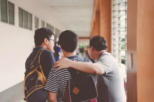 ▲國中時期的孩子處於青春期,因此很容易受到環境影響行為。(示意圖/取自Pexels) ▲國中時期的孩子處於青春期,因此很容易受到環境影響行為。(示意圖/取自Pexels)