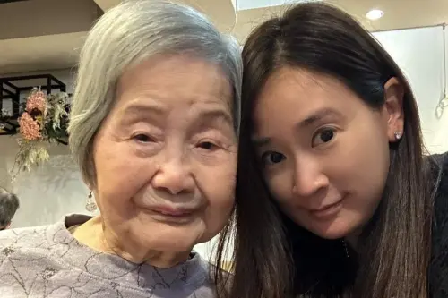 李晶晶和「104歲人瑞阿嬤同框」　眾人驚嘆：好強大的美女基因
