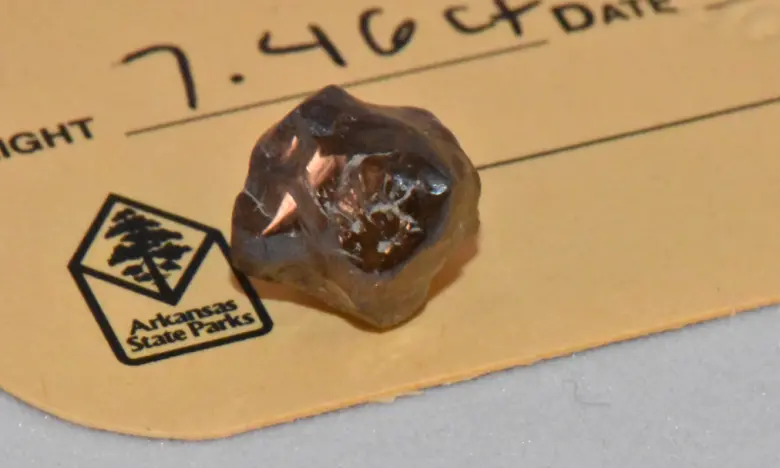 ▲法國一位男子幸運在美國阿肯色州鑽石坑州立公園找到一顆7.46克拉的碩大棕色鑽石。（圖／翻攝自阿肯色州州立公園官網）