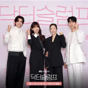 ▲JTBC新劇《低谷醫生》由朴炯植（左一起）、朴信惠、孔成夏、尹博一同演出。（圖／JTBC）