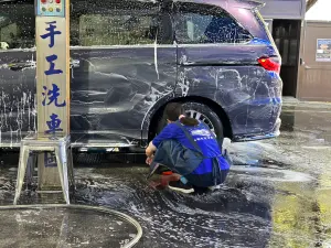 ▲極端氣候的強降雨，造成育成洗車中心排水困難。（圖／育成社福提供）