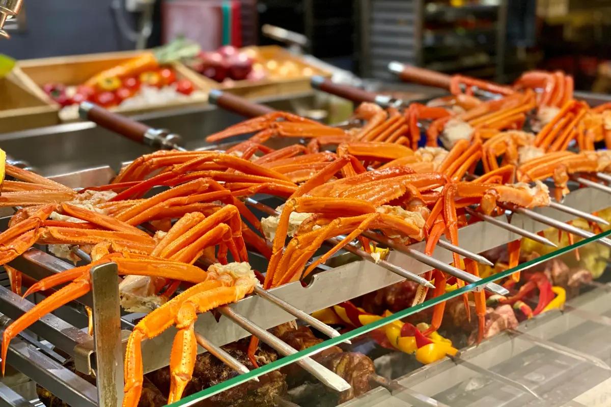 ▲台北寒舍艾美酒店探索廚房自助餐廳從即日到2月7日，僅限14天於下午茶時段推出「奶油蒜香雪蟹腳」無限暢饗，最低每人1,090元+10%起。（圖／記者葉盛耀攝）