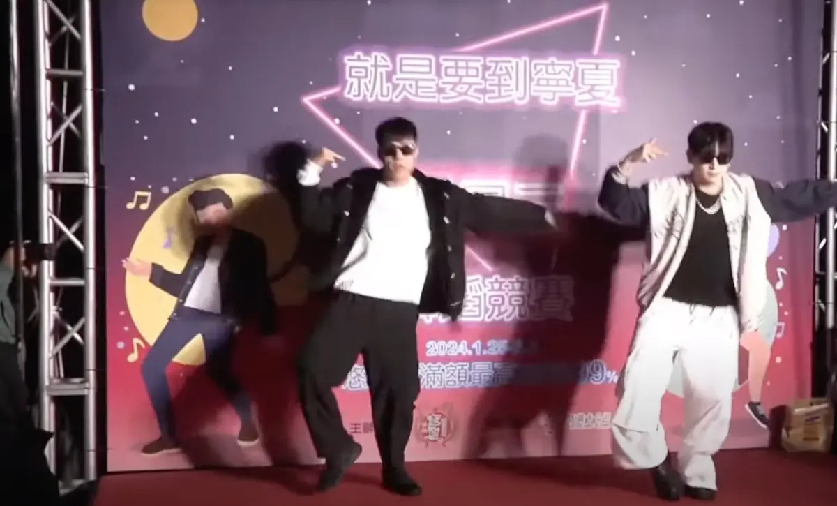 ▲寧夏夜市25日舉辦「科目三」舞蹈大賽，最終由兩名年輕男子奪下冠軍，獲得儲值5000元巨大悠遊卡獎項。（圖/讀者提供）