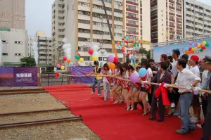 2005年時任高雄市代理市長陳其邁(前排右2),將光榮碼頭的圍牆打開,促使港市合作的發展。(圖/高雄市政府提供) ▲2005年時任高雄市代理市長陳其邁(前排右2),將光榮碼頭的圍牆打開,促使港市合作的發展。(圖/高雄市政府提供)