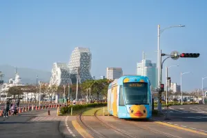 2024年輕軌成圓,黃色小鴨列車行經高雄景點。(圖/高雄市政府提供) ▲2024年輕軌成圓,黃色小鴨列車行經高雄景點。(圖/高雄市政府提供)