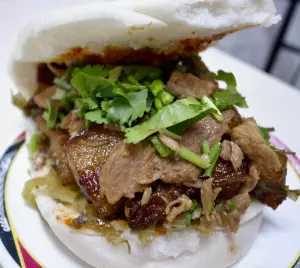 高雄的春蘭割包,特點是個頭大,用料豐富。(圖/翻攝春蘭割包臉書) ▲高雄的春蘭割包,特點是個頭大,用料豐富。(圖/翻攝春蘭割包臉書)