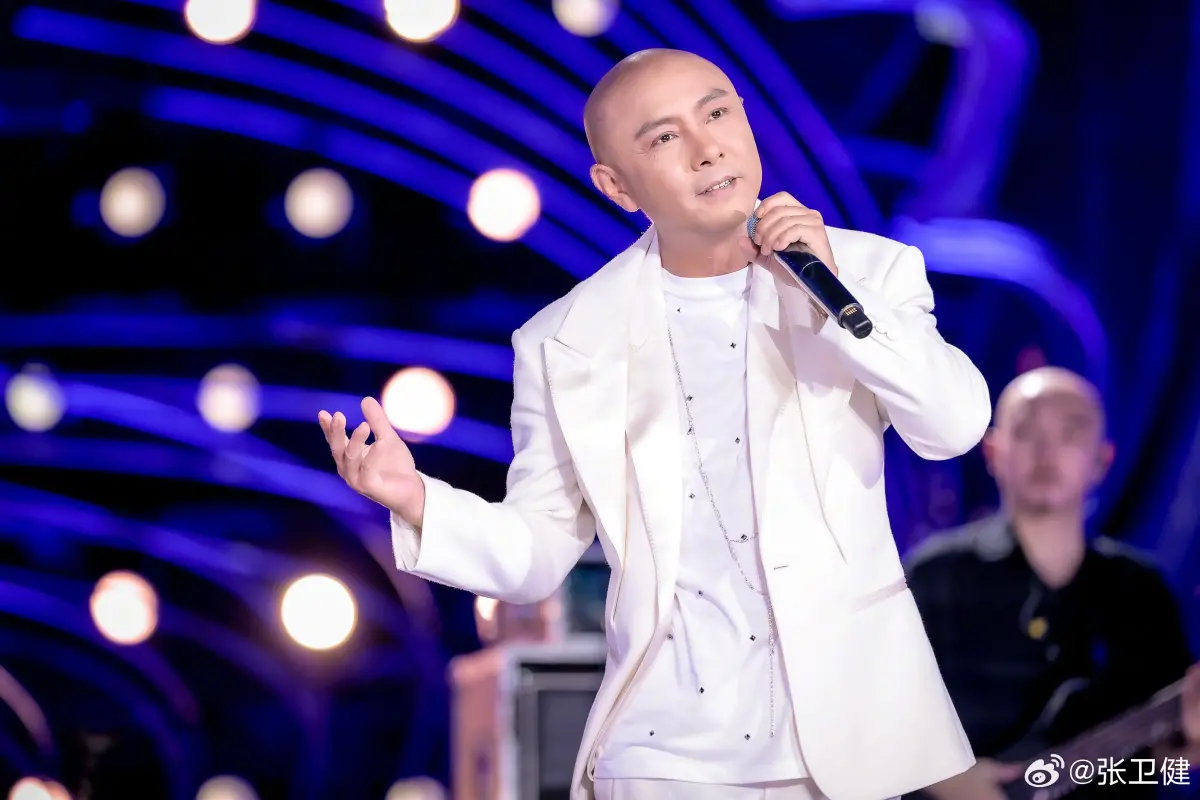 ▲張衛健為演唱會積極彩排，沒想到卻發生鋼琴從空中墜落的意外。（圖／翻攝張衛健微博）