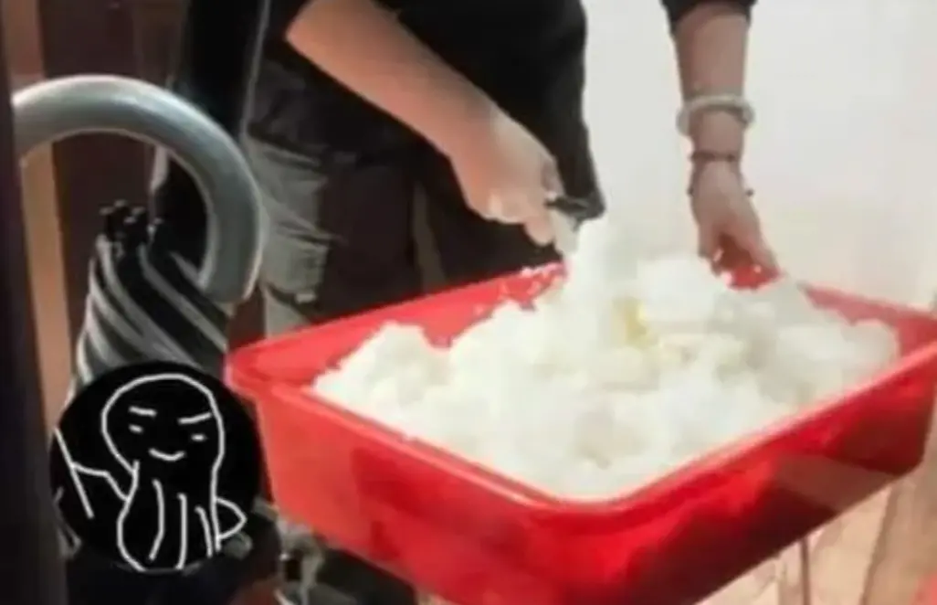 ▲網紅Toyz日前到超哥丼飯店用餐，嫌棄醋飯難吃遭到海扁，而最近超哥店內醋飯製作過程意外曝光，又掀起討論。（圖/YT@蝦土豆）