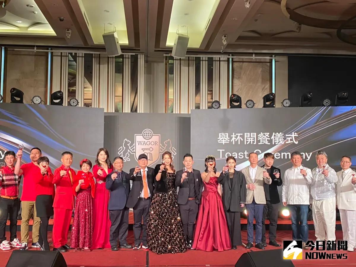 ▲葳格千人尾牙饗宴，創辦人袁昶平率領六校區校長舉杯祝福大家新年快樂。（圖／記者金武鳳攝，2024.1.26)