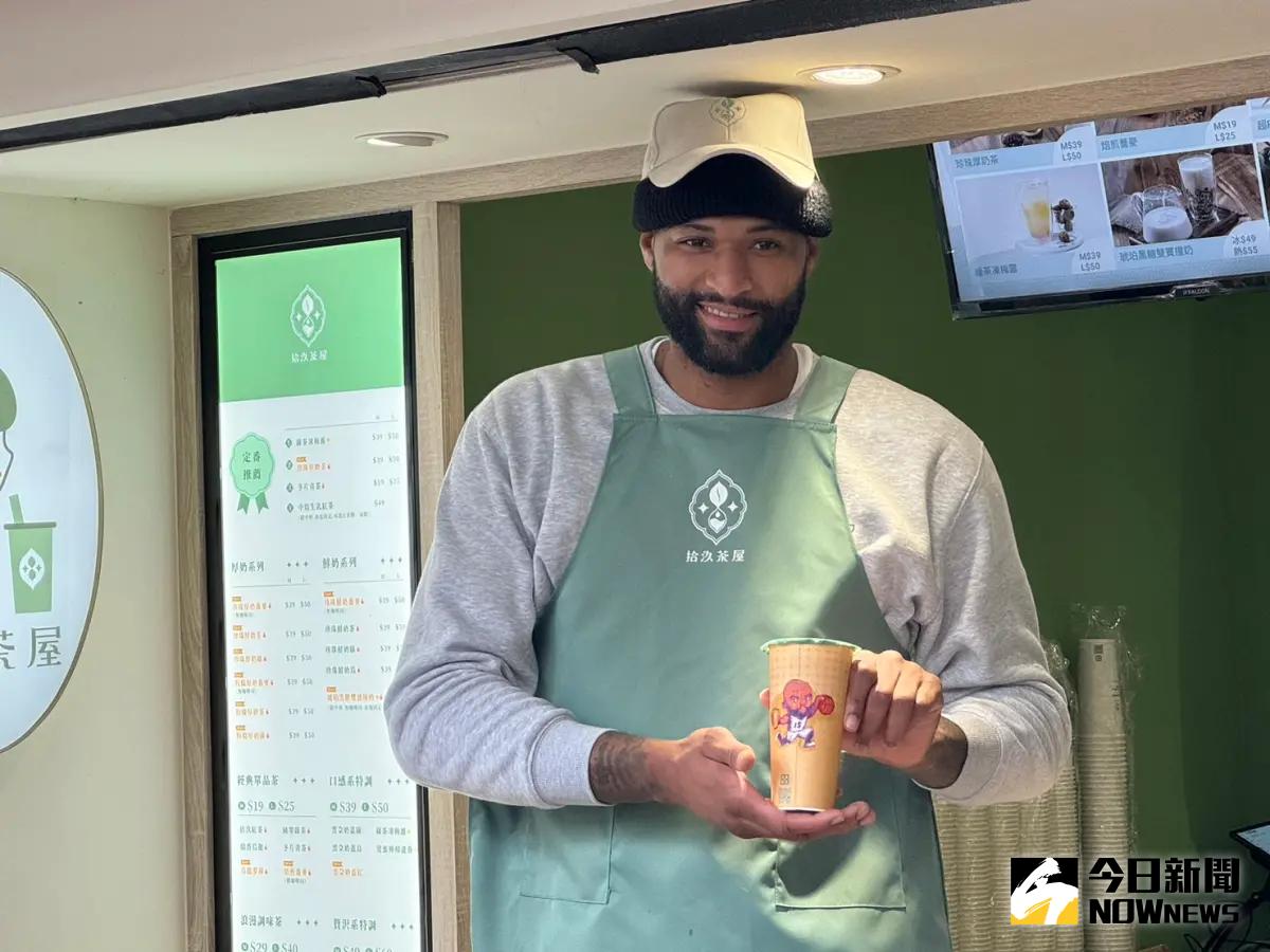 ▲NBA球星「表弟」卡森斯今（26）日至拾汣茶屋擔任一日店長，與球迷熱情互動。（圖／吳忠育攝）