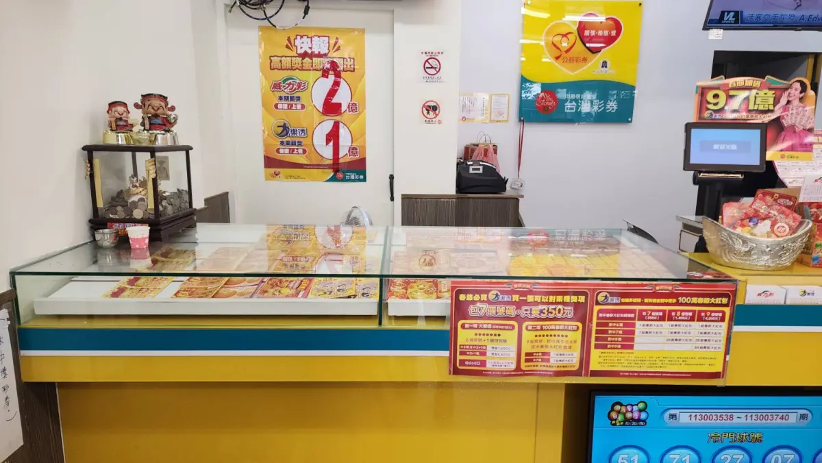 ▲台北一間彩券行透露，有一對年輕夫妻觀察店裡擺放7隻招財貓，於是挑選第7張刮刮樂，沒想到就幸運中了100萬。（示意圖，資料照片／台灣彩券提供） 