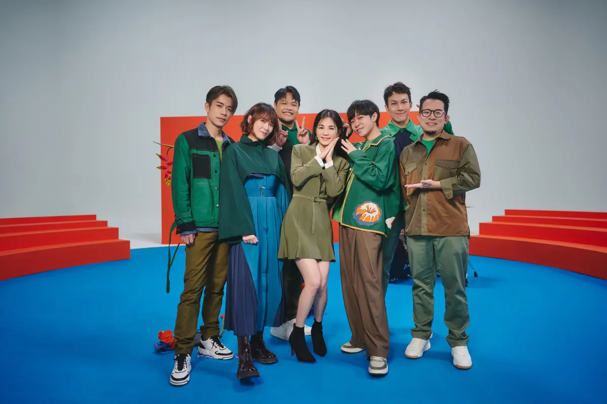 ▲蘇打綠推出復刻歌曲MV，再度邀來Ella（中）合作，要求對方要像少女。（圖／蘇打綠有限公司提供）