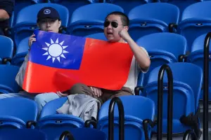 澳網／謝淑薇混雙奪歷史性首冠　場邊球迷秀出「中華民國國旗」
