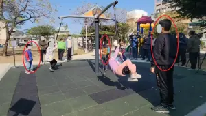 公園遊具「3人旋轉」被2童玩成天女散花！家長驚喊別讓孩子飛出來
