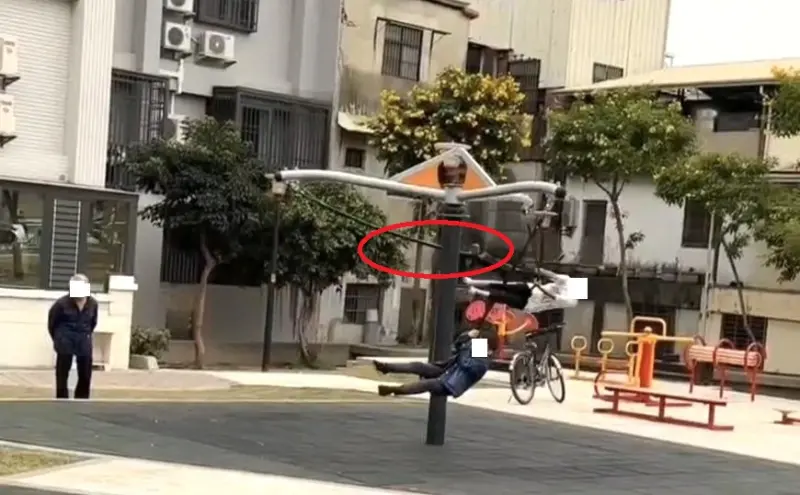 ▲民眾拍攝到孩子盪得飛高,被放開的椅子還打到中間的支撐柱(紅圈處),一旁阿公似乎未警覺到危險的存在。(圖/江和樹提供,2024.01.26)