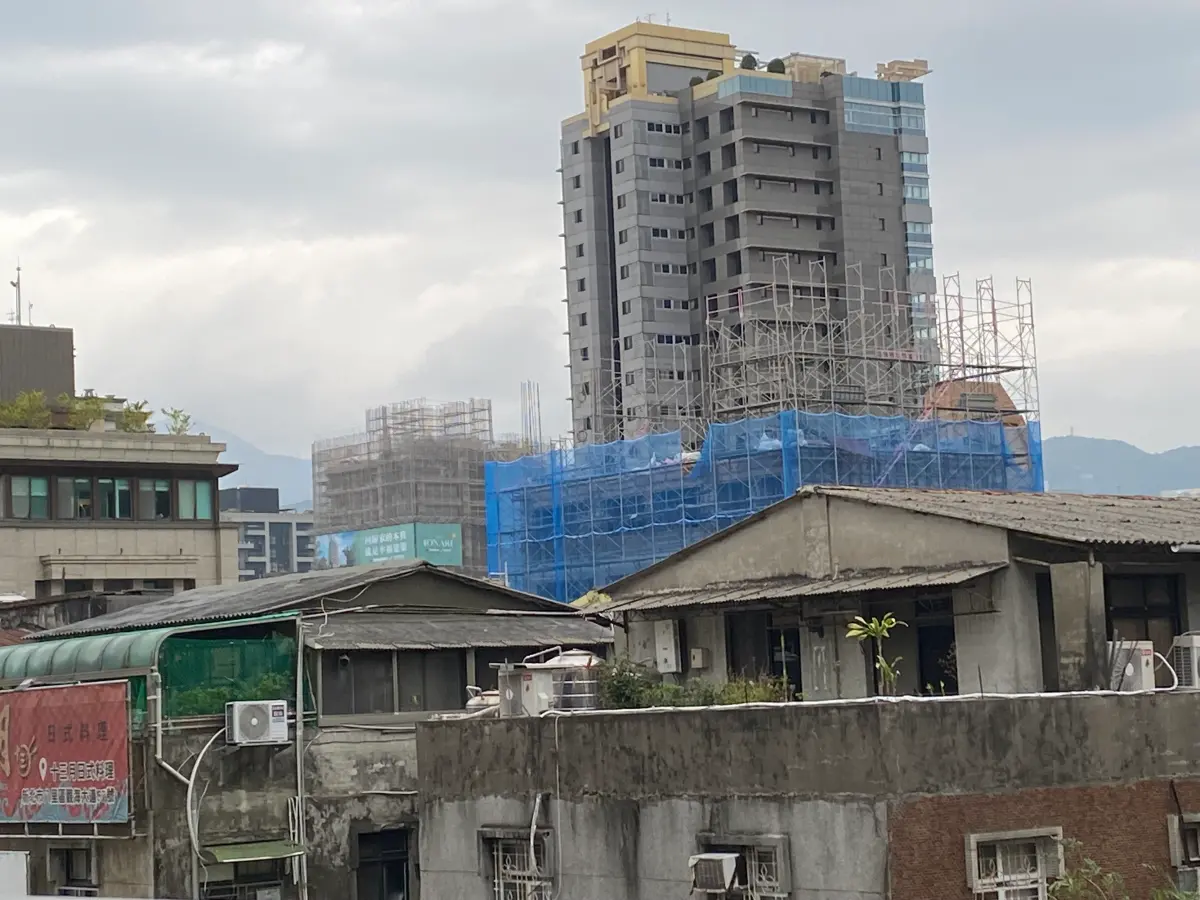 ▲新大樓又貴又小，不少人改買相對便宜且大的老公寓或華廈，但專家提醒，除了要留意漏水外，也要注意線路問題，避免踩雷。（示意圖／記者徐銘穗攝）