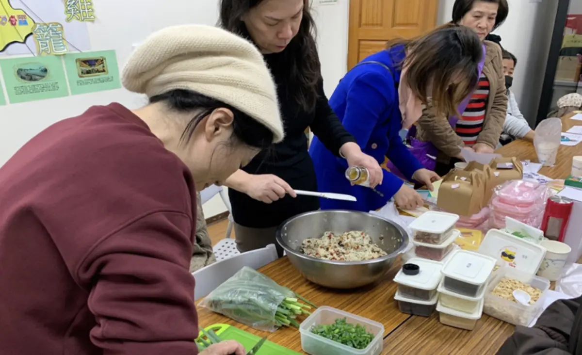 ▲新住民林娟教新住民朋友們製作糕點。（圖／基隆移民署提供）
