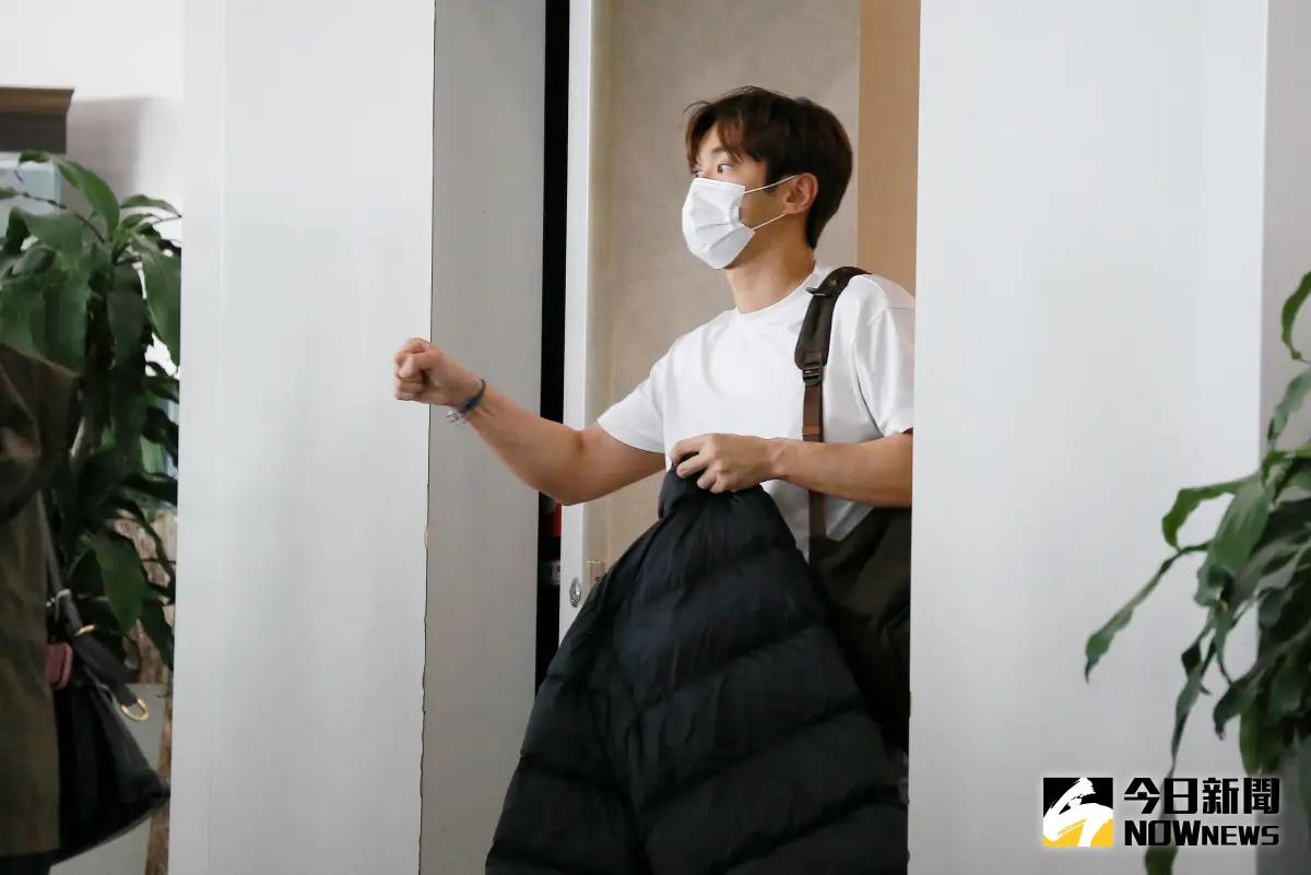 ▲Super Junior抵達高雄小港機場，始源疑似認出台灣保鑣，擊拳問好。（圖／記者陳雅蘭攝）