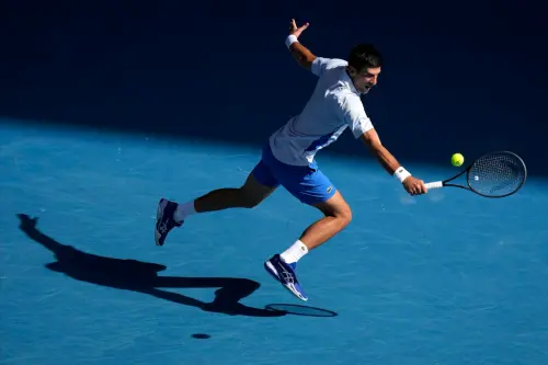 世界球王「喬帥」Novak Djokovic首次在自2018年以來首次在澳洲網球公開賽上失利, ▲世界球王「喬帥」Novak Djokovic本屆澳網賽前手腕有傷,很可能因此影響了他的發揮。(圖/美聯社/達志影像)