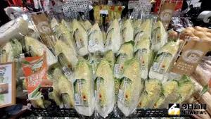 ▲Mia C'bon頂級超市開賣享譽全球有大白菜界的愛馬仕之稱的日本群馬大白菜。（圖／記者李春台攝，2024.01.26）